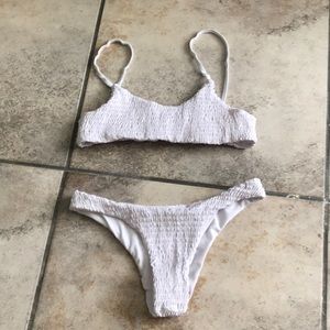 White scrunch’s bikini